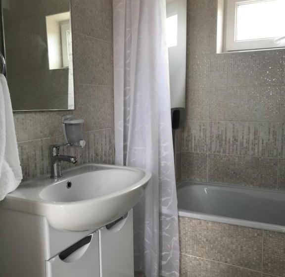 اتاق لوکس چهار تخته, Guest House “aura”