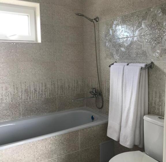 اتاق لوکس چهار تخته, Guest House “aura”