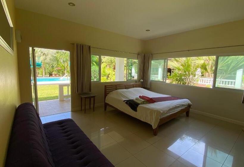 اتاق لوکس با بالکن, Palm Gardens Resort, Bang Saphan