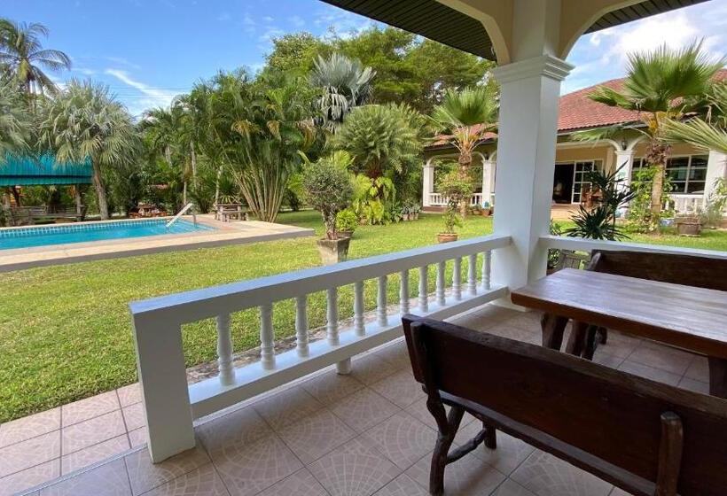 اتاق لوکس با بالکن, Palm Gardens Resort, Bang Saphan