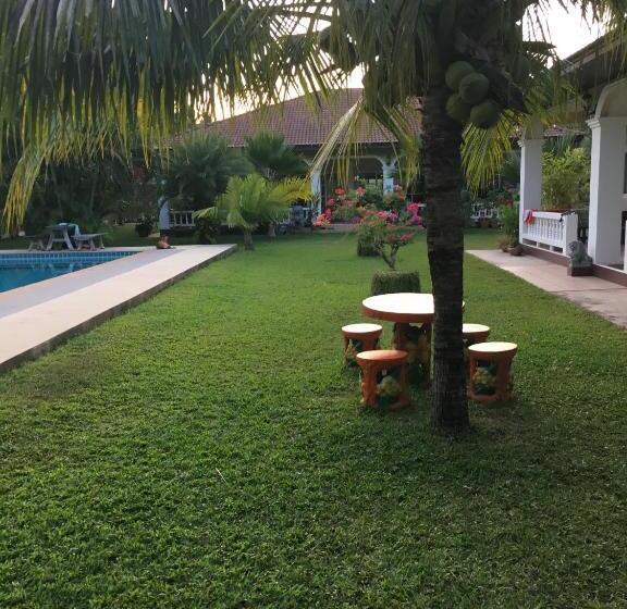 اتاق لوکس با بالکن, Palm Gardens Resort, Bang Saphan