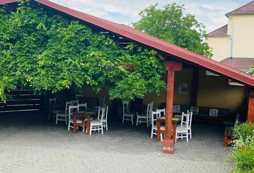 اتاق خانوادگی, Pensiunea Central