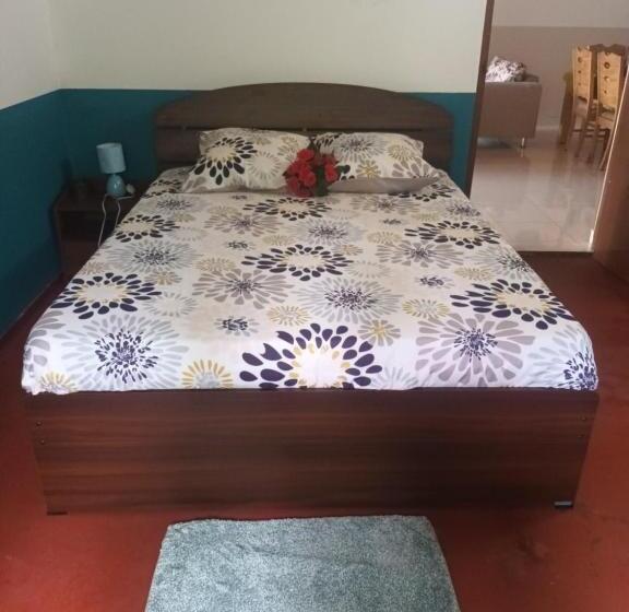 Семейный Номер, Lovely Flowers In Mount Lavinia