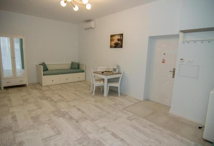 آپارتمان 1 خوابه با چشم‌انداز استخر, Marailis Mangalia