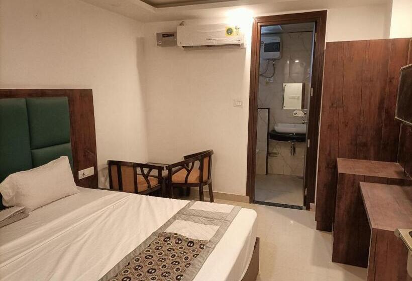 اتاق سوپریور با تخت بزرگ, Tark A Family Hotel Near Igi Airport Delhi