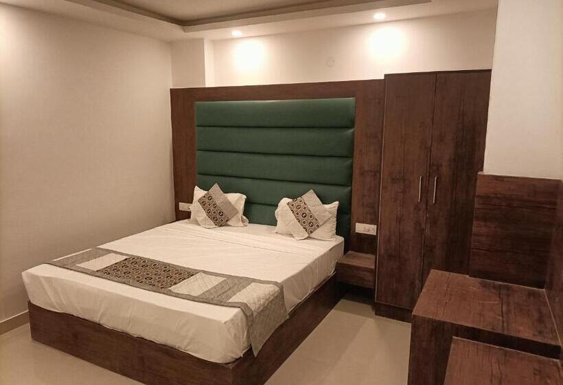 اتاق سوپریور با تخت بزرگ, Tark A Family Hotel Near Igi Airport Delhi