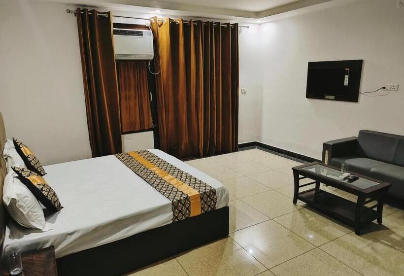 اتاق سوپریور با تخت بزرگ, Tark A Family Hotel Near Igi Airport Delhi