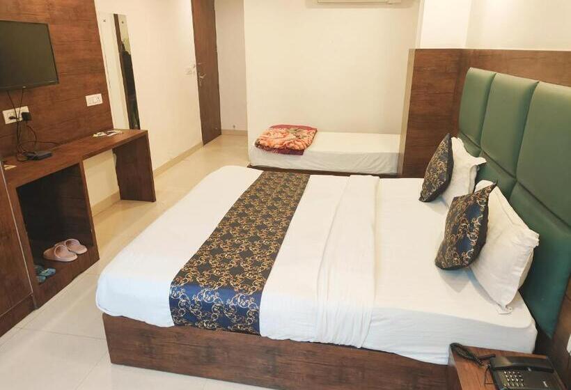 اتاق خانوادگی, Tark A Family Hotel Near Igi Airport Delhi