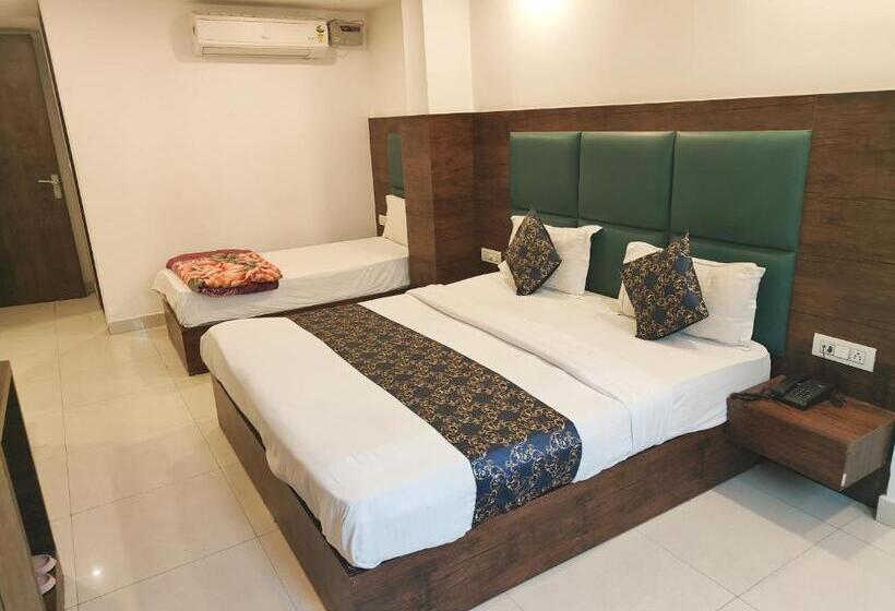 اتاق خانوادگی, Tark A Family Hotel Near Igi Airport Delhi