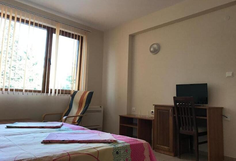 اتاق ساده سه‌ نفره, Kladenetsa Guest House