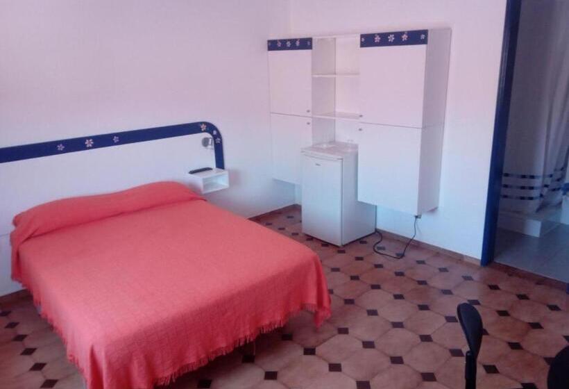 Economy Quadruple Room, Residencia Laranjeira