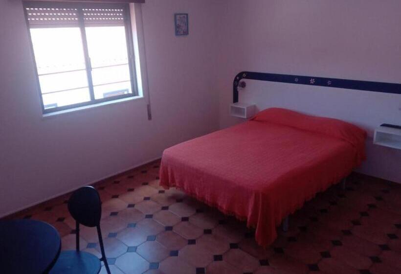 Economy Quadruple Room, Residencia Laranjeira