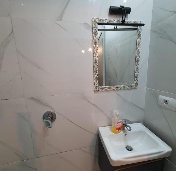 اتاق استاندارد, Budget Retreat Tirana & Studios