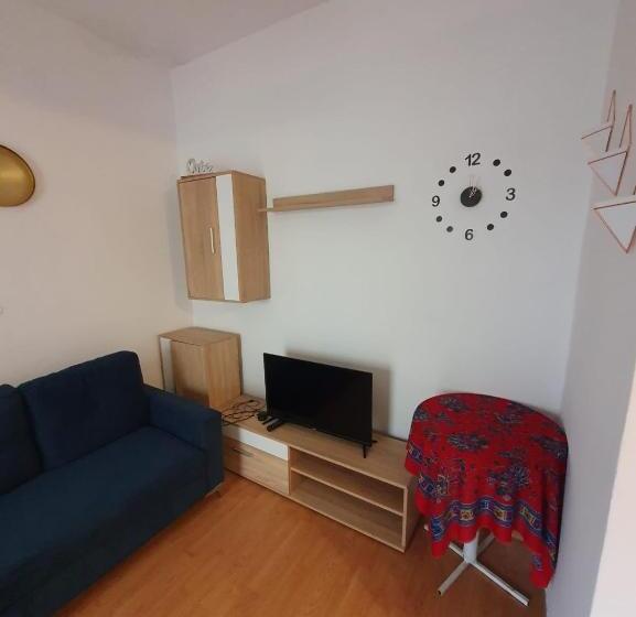 اتاق لوکس, Budget Retreat Tirana & Studios