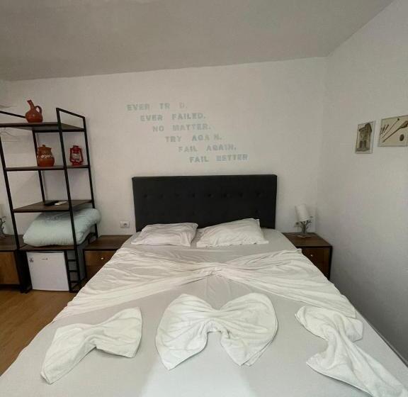 اتاق اکونومی, Budget Retreat Tirana & Studios