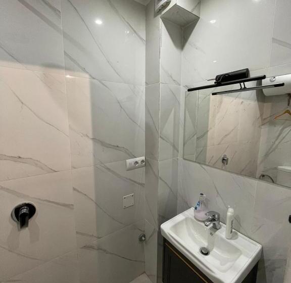 اتاق اکونومی, Budget Retreat Tirana & Studios