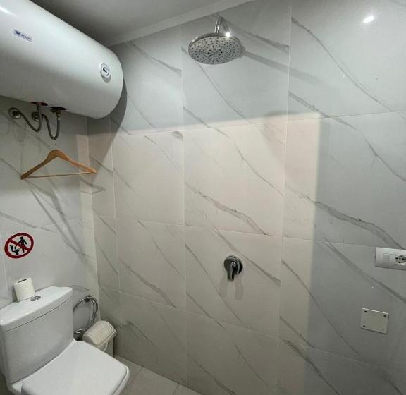 اتاق اکونومی, Budget Retreat Tirana & Studios
