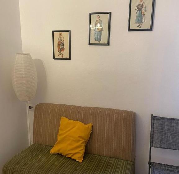 اتاق اکونومی, Budget Retreat Tirana & Studios