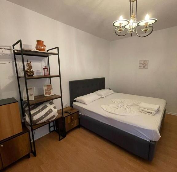 اتاق اکونومی, Budget Retreat Tirana & Studios