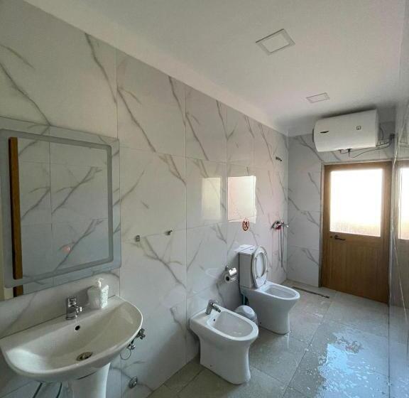 اتاق لوکس, Budget Retreat Tirana & Studios