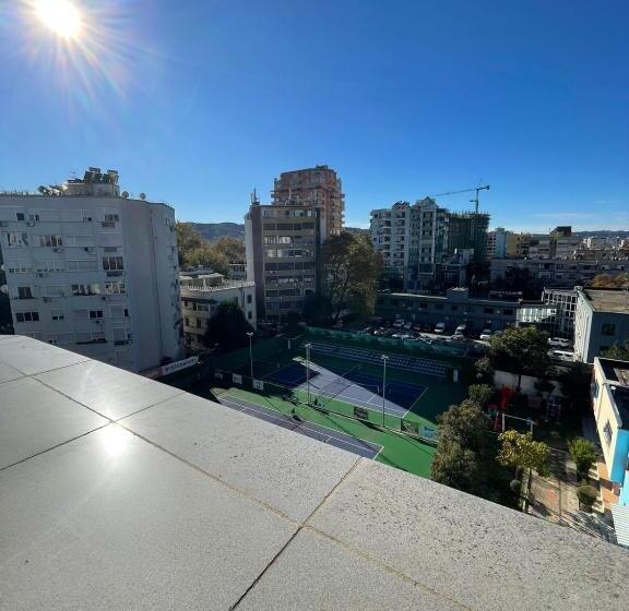 اتاق لوکس, Budget Retreat Tirana & Studios