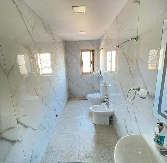 اتاق لوکس, Budget Retreat Tirana & Studios