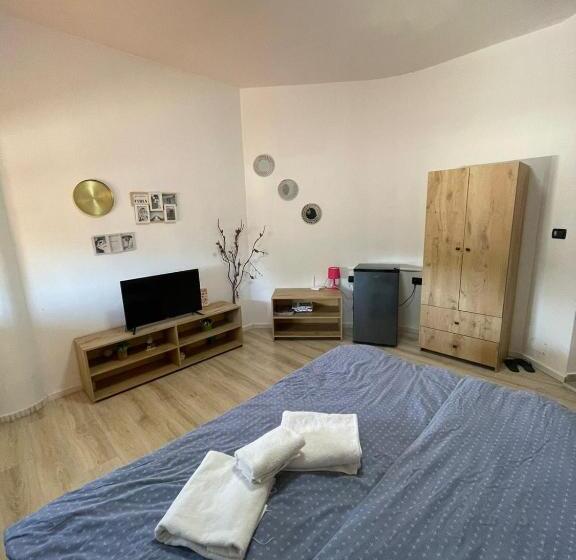 اتاق لوکس, Budget Retreat Tirana & Studios
