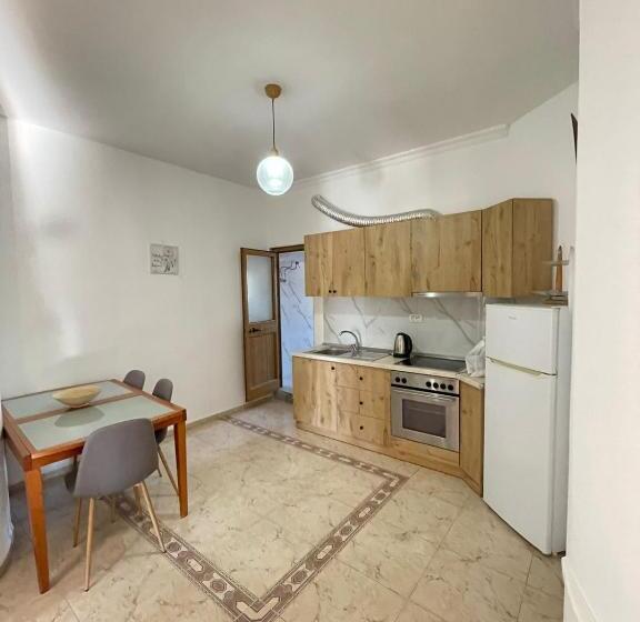 اتاق لوکس با تخت بزرگ, Budget Retreat Tirana & Studios