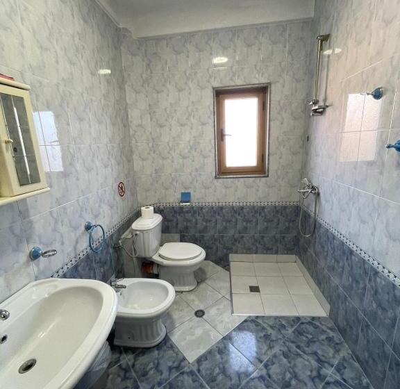 اتاق لوکس با بالکن, Budget Retreat Tirana & Studios