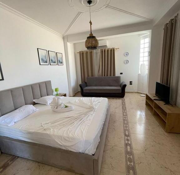 اتاق لوکس با بالکن, Budget Retreat Tirana & Studios
