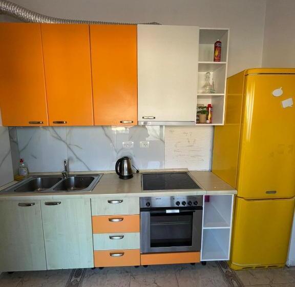 اتاق لوکس با بالکن, Budget Retreat Tirana & Studios