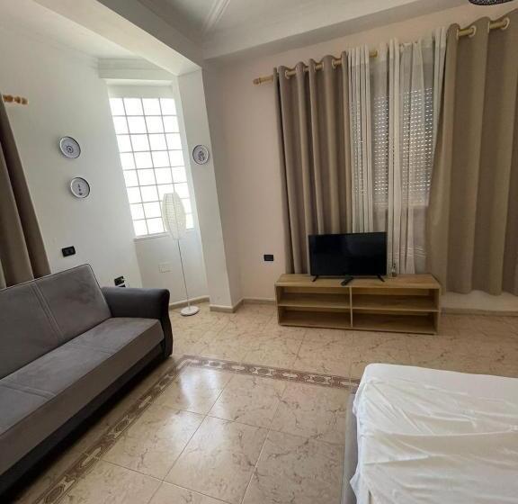 اتاق لوکس با بالکن, Budget Retreat Tirana & Studios