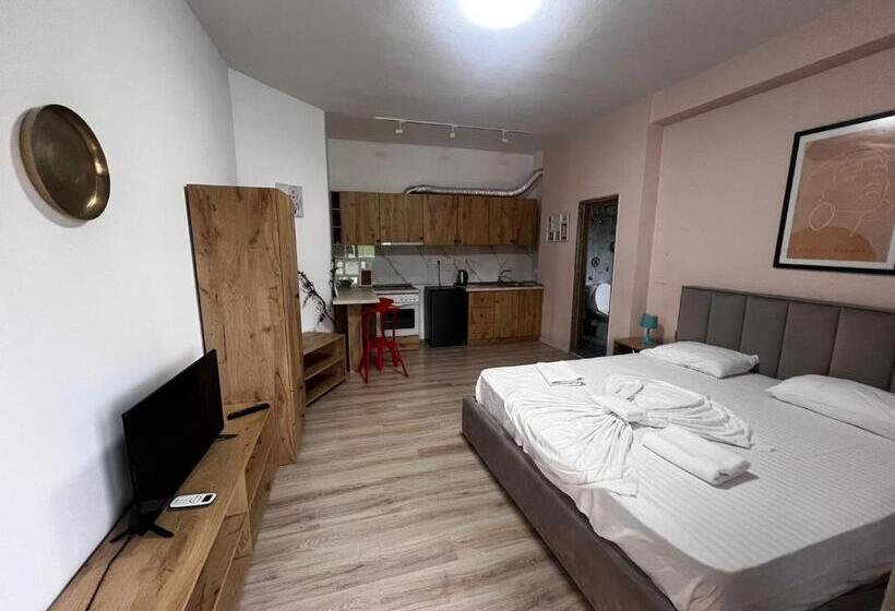 اتاق اکونومی, Budget Retreat Tirana & Studios