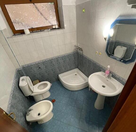 اتاق اکونومی, Budget Retreat Tirana & Studios