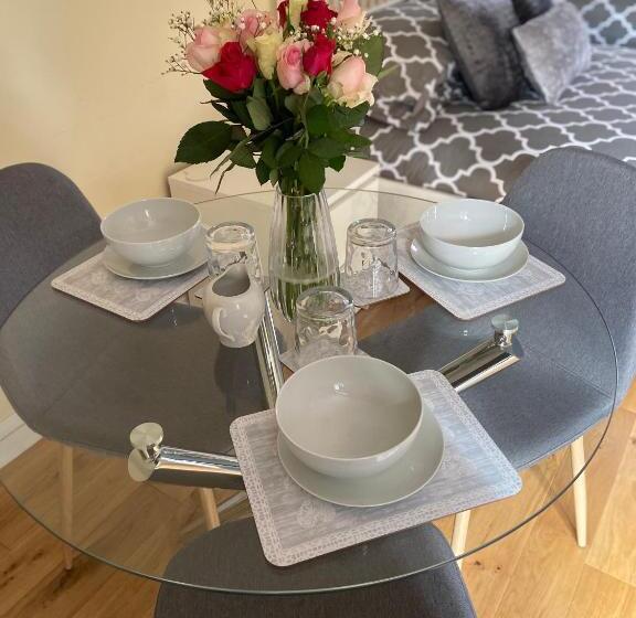 اتاق استاندارد سه نفره, Ashton Gate Mews