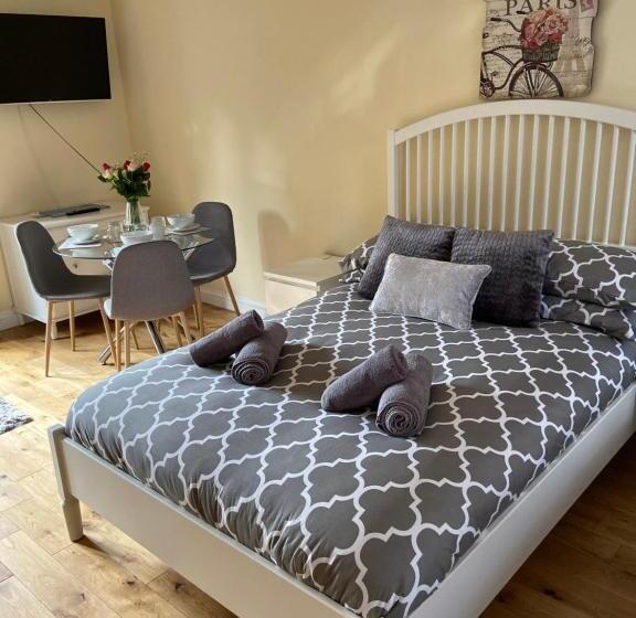 اتاق استاندارد سه نفره, Ashton Gate Mews