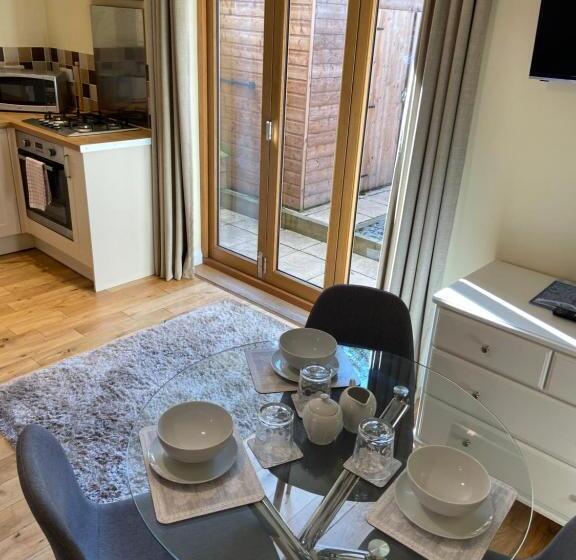 اتاق استاندارد سه نفره, Ashton Gate Mews
