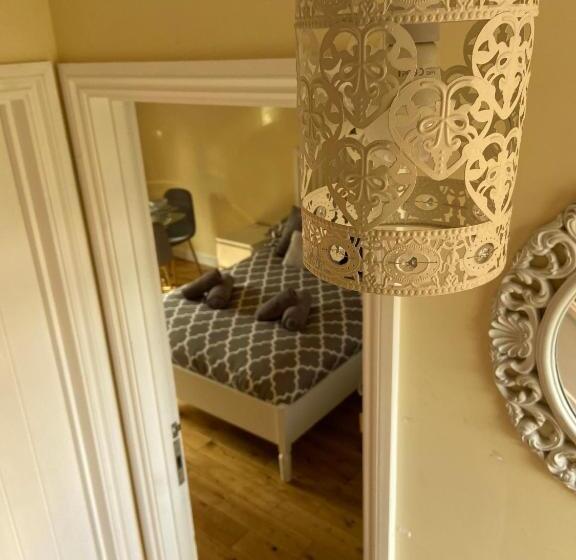 اتاق استاندارد سه نفره, Ashton Gate Mews