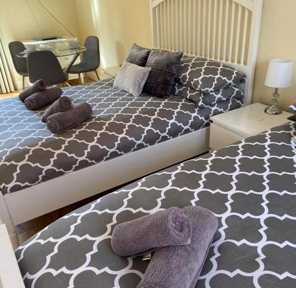 اتاق استاندارد سه نفره, Ashton Gate Mews