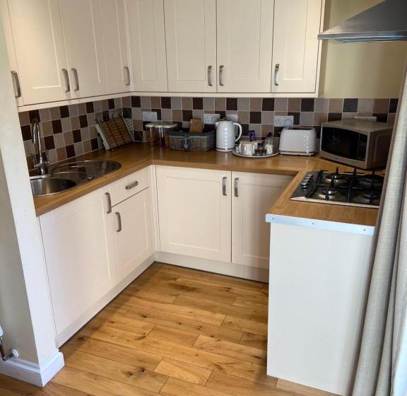 اتاق استاندارد سه نفره, Ashton Gate Mews