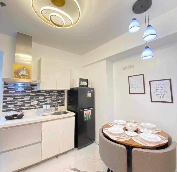 سوییت خانوادگی, Azure Urban Resort   City View 1br   Ps4, Billiards, Netflix, Karaoke