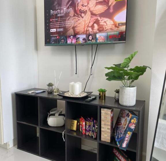 سوییت خانوادگی, Azure Urban Resort   City View 1br   Ps4, Billiards, Netflix, Karaoke