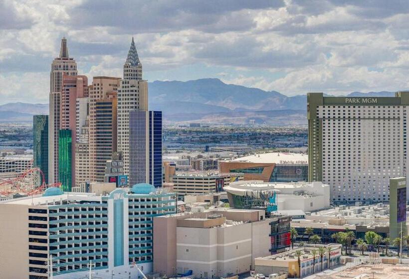 استودیو استاندارد با بالکن, Studio Suite 25th Flr Mgm Signature  Balcony Strip View