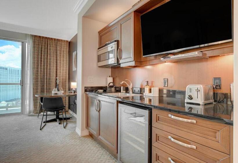 استودیو استاندارد با بالکن, Studio Suite 25th Flr Mgm Signature  Balcony Strip View