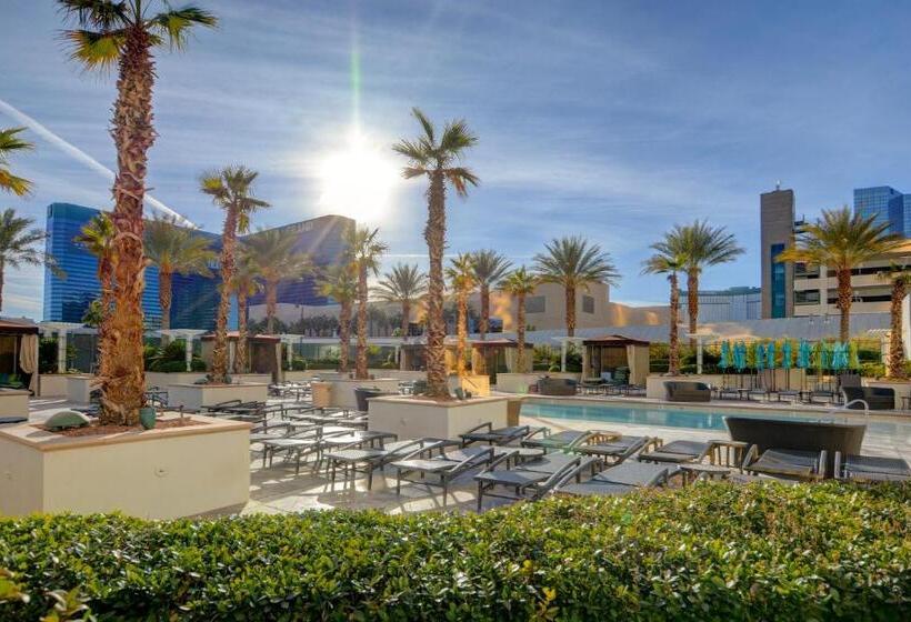 استودیو استاندارد با بالکن, Studio Suite 25th Flr Mgm Signature  Balcony Strip View