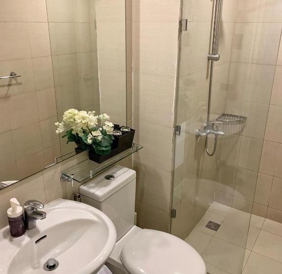سوئیت با بالکن, Manila Homes Azure 1br Beach View