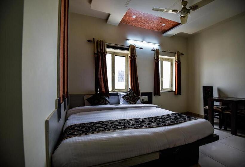 اتاق کلاسیک سه تخته, Oyo Flagship Hotel Alpine Inn
