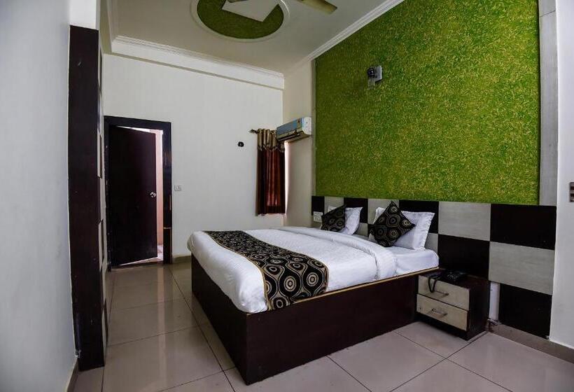 اتاق کلاسیک سه تخته, Oyo Flagship Hotel Alpine Inn