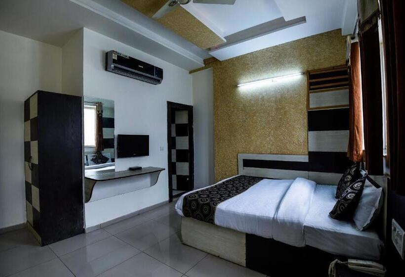 اتاق کلاسیک سه تخته, Oyo Flagship Hotel Alpine Inn