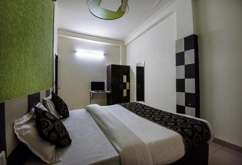 اتاق کلاسیک سه تخته, Oyo Flagship Hotel Alpine Inn